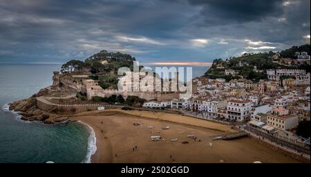 Vista aerea della città medievale fortificata di Tossa de Mar sulla Costa Brava in Spagna Foto Stock