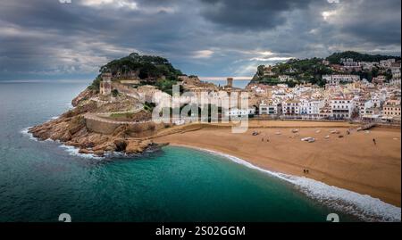 Vista aerea della città medievale fortificata di Tossa de Mar sulla Costa Brava in Spagna Foto Stock