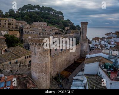 Vista aerea della città medievale fortificata di Tossa de Mar sulla Costa Brava in Spagna Foto Stock