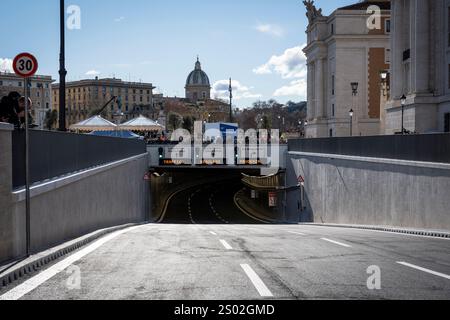 Roma, Italia. 23 dicembre 2024. L'ingresso al nuovo sottopasso Lungotevere in Sassia. Inaugurazione di Piazza Pia e ampliamento del sottopassaggio del lungotevere in Sassia nell'ambito dei lavori in corso a Roma in vista del Giubileo cattolico 2025. Credito: SOPA Images Limited/Alamy Live News Foto Stock