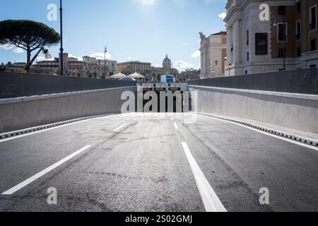 Roma, Italia. 23 dicembre 2024. L'ingresso al nuovo sottopasso Lungotevere in Sassia. Inaugurazione di Piazza Pia e ampliamento del sottopassaggio del lungotevere in Sassia nell'ambito dei lavori in corso a Roma in vista del Giubileo cattolico 2025. Credito: SOPA Images Limited/Alamy Live News Foto Stock