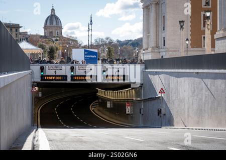 Roma, Italia. 23 dicembre 2024. L'ingresso al nuovo sottopasso Lungotevere in Sassia. Inaugurazione di Piazza Pia e ampliamento del sottopassaggio del lungotevere in Sassia nell'ambito dei lavori in corso a Roma in vista del Giubileo cattolico 2025. Credito: SOPA Images Limited/Alamy Live News Foto Stock