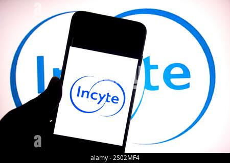 India. 17 dicembre 2024. In questa immagine, un logo Incyte viene visualizzato sullo smartphone e sullo sfondo. (Immagine di credito: © Avishek Das/SOPA Images via ZUMA Press Wire) SOLO PER USO EDITORIALE! Non per USO commerciale! Foto Stock