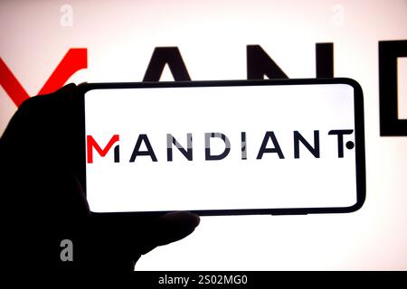 India. 17 dicembre 2024. In questa immagine, il logo Mandiant viene visualizzato su uno smartphone e sullo sfondo. (Foto di Avishek Das/SOPA Images/Sipa USA) *** esclusivamente per notizie editoriali **** credito: SIPA USA/Alamy Live News Foto Stock