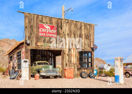 Un distributore di benzina con un cartello Chevron sul lato. L'edificio e' vecchio e ha un aspetto rustico Foto Stock