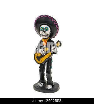 Personaggio scheletrico in costume per Day of the Dead che suona la chitarra isolata sul bianco Foto Stock