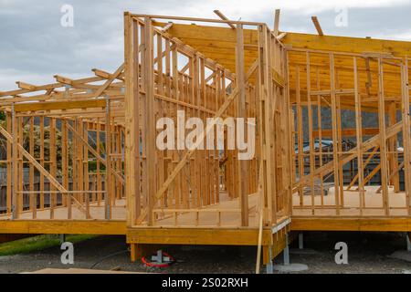Bicheno, Tasmania - 23 dicembre 2024: Casa con struttura in legno di una nuova casa in costruzione con capriate, palo e travi in legno Foto Stock