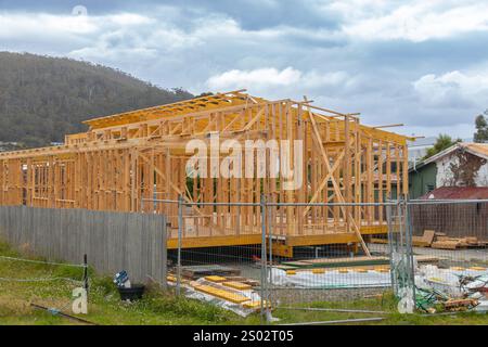 Bicheno, Tasmania - 23 dicembre 2024: Casa con struttura in legno di una nuova casa in costruzione con capriate, palo e travi in legno Foto Stock