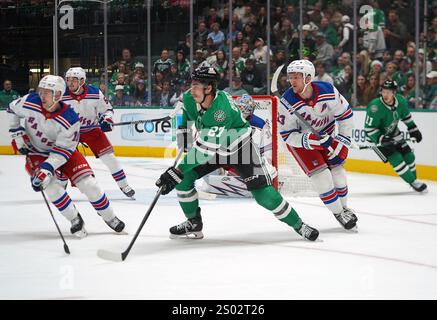 Dallas, Stati Uniti. 20 dicembre 2024. Mason Marchment n. 27 dei Dallas Stars e Adam Fox n. 23 dei New York Rangers combattono per il puck durante la partita della National Hockey League all'American Airlines Center. I New York Rangers battono i Dallas Stars 3-1. Il 20 dicembre 2024 a Dallas, Texas. (Foto di Javier Vicencio/ Eyepix Group/Sipa USA) credito: SIPA USA/Alamy Live News Foto Stock