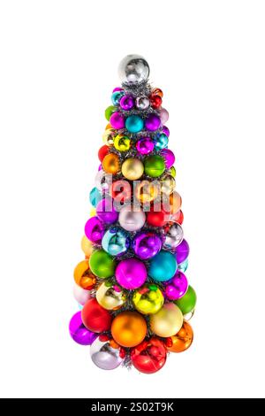 Colorate palle di Natale impilate corona a forma di albero di natale isolata sullo sfondo . Foto Stock