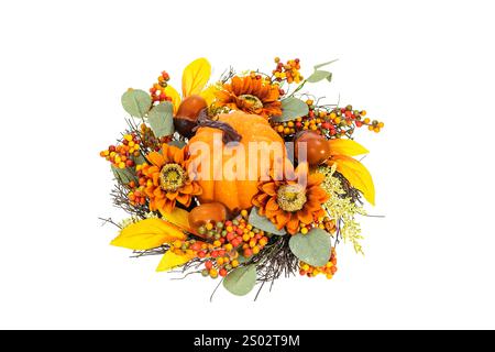 Corona autunnale di foglie gialle di zucche e castagne fondo bianco Foto Stock