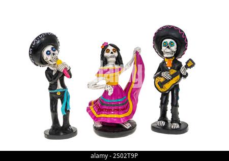 Personaggio scheletrico in costume per Day of the Dead che danza e suona la chitarra isolata Foto Stock