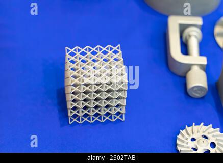 Oggetto stampato su metallo stampante 3d di close-up. Foto Stock