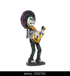 Personaggio scheletrico in costume per Day of the Dead che danza e suona la chitarra isolata Foto Stock