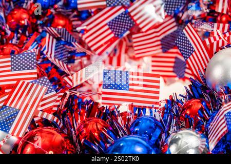 Bandiera americana con decorazioni per il giorno dell'indipendenza o festeggiate il 4 luglio. Foto Stock