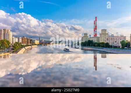 Vista dell'argine di Berezhkovskaya a Mosca con riflessi su una superficie di pietra a specchio. Mosca, Russia Foto Stock