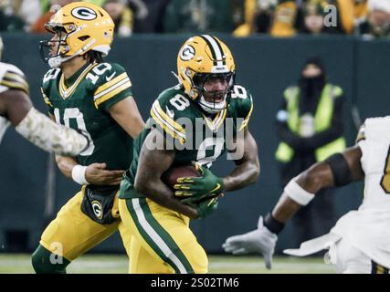 Green Bay, Stati Uniti. 23 dicembre 2024. Il running back dei Green Bay Packers Josh Jacobs gestisce la palla durante la partita NFL tra i New Orleans Saints e i Green Bay Packers al Lambeau Field di Green Bay, Wisconsin, lunedì 23 dicembre 2024. Foto di Tannen Maury/UPI credito: UPI/Alamy Live News Foto Stock