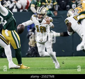 Green Bay, Stati Uniti. 23 dicembre 2024. Il quarterback dei New Orleans Saints Spencer Rattler si arrampica con la palla durante la partita NFL tra i New Orleans Saints e i Green Bay Packers al Lambeau Field di Green Bay, Wisconsin, lunedì 23 dicembre 2024. Foto di Tannen Maury/UPI credito: UPI/Alamy Live News Foto Stock