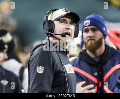 Green Bay, Stati Uniti. 23 dicembre 2024. Il capo-allenatore ad interim dei New Orleans Saints Darren Rizzi corre di lato durante la partita NFL tra i New Orleans Saints e i Green Bay Packers al Lambeau Field di Green Bay, Wisconsin, lunedì 23 dicembre 2024. Foto di Tannen Maury/UPI credito: UPI/Alamy Live News Foto Stock