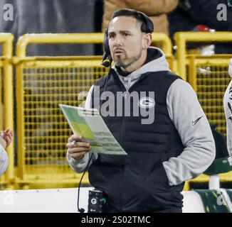 Green Bay, Stati Uniti. 23 dicembre 2024. Il capo-allenatore dei Green Bay Packers Matt LaFleur si mette da parte durante la partita NFL tra i New Orleans Saints e i Green Bay Packers al Lambeau Field di Green Bay, Wisconsin, lunedì 23 dicembre 2024. Foto di Tannen Maury/UPI credito: UPI/Alamy Live News Foto Stock