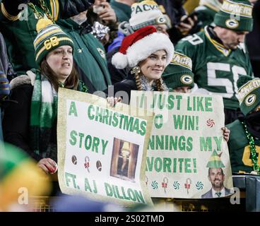 Green Bay, Stati Uniti. 23 dicembre 2024. Due tifosi dei Green Bay Packers segnarono una buca prima dell'inizio della partita NFL tra i New Orleans Saints e i Green Bay Packers al Lambeau Field di Green Bay, Wisconsin, lunedì 23 dicembre 2024. Foto di Tannen Maury/UPI credito: UPI/Alamy Live News Foto Stock