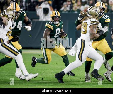 Green Bay, Stati Uniti. 23 dicembre 2024. Il running back dei Green Bay Packers Josh Jacobs segue i suoi bloccanti mentre porta la palla durante la gara NFL tra i New Orleans Saints e i Green Bay Packers al Lambeau Field di Green Bay, Wisconsin, lunedì 23 dicembre 2024. Foto di Tannen Maury/UPI credito: UPI/Alamy Live News Foto Stock