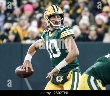 Green Bay, Stati Uniti. 23 dicembre 2024. Il quarterback dei Green Bay Packers Jordan Love lanciò un passaggio durante la partita NFL tra i New Orleans Saints e i Green Bay Packers al Lambeau Field di Green Bay, Wisconsin, lunedì 23 dicembre 2024. Foto di Tannen Maury/UPI credito: UPI/Alamy Live News Foto Stock