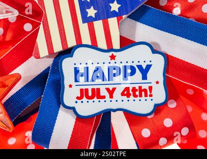 Felice 4 luglio su sfondo a nastro con decorazione Foto Stock