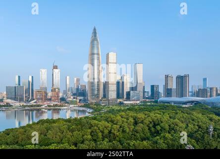 Parco nella città di Shenzhen in Cina, splendido mix di alberi verdi combinati con edifici e architettura moderna Foto Stock