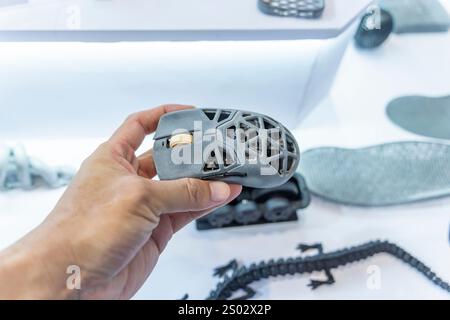mano con un oggetto cavo per mouse stampato su una stampante 3d in primo piano Foto Stock
