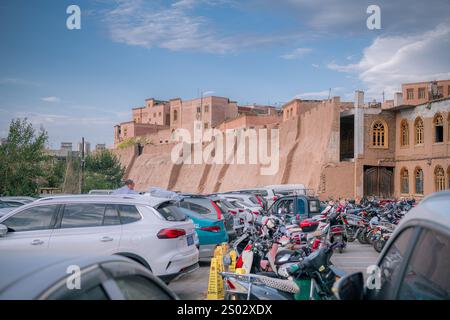 Kashgar, Xinjiang, Cina - 17 LUGLIO 2023: Mura della città vecchia nella città antica di Kashgar, Cina Foto Stock