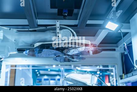 Wafer di silicio estratto da Pick and Place Automate ARM Machine. Produzione di chip per computer in fabbrica intelligente Foto Stock