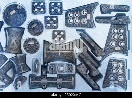 Oggetto stampato su metallo stampante 3d di close-up. Foto Stock