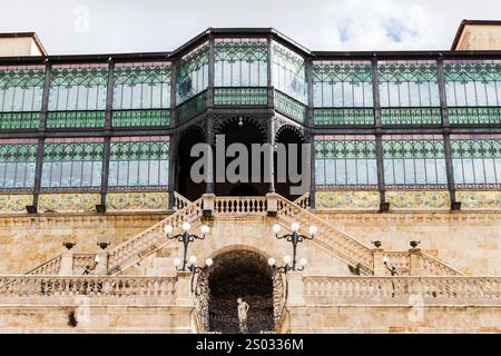 Elegante edificio in vetro di Casa Lis, Museo di Art Nouveau e Art Deco a Salamanca, Spagna Foto Stock