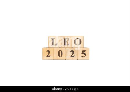 Leone segno zodiaco in cubi di legno. Sfondo bianco. Set di simboli astrologici. Oroscopo 2025 luglio 23 agosto 22 . 20 Foto Stock