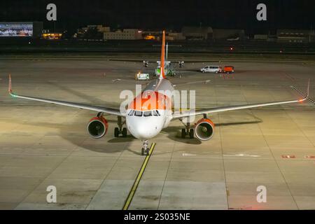 Airbus A320 aereo di linea della compagnia aerea low-cost Easyjet Europe in manovra sul piazzale dell'aeroporto di Gran Canaria, Gando di notte. Foto Stock