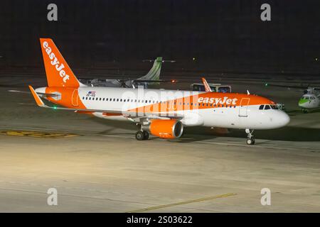 Airbus A320 aereo di linea della compagnia aerea low-cost Easyjet Europe in manovra sul piazzale dell'aeroporto di Gran Canaria, Gando di notte. Foto Stock