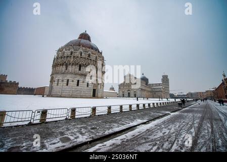 Pisa coperta di neve: Un bellissimo paese delle meraviglie invernale dopo la tempesta di neve. Foto Stock