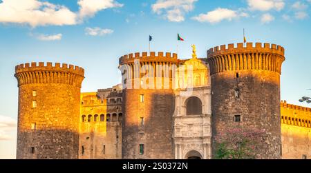 Maestoso castello maschio Angioino a Napoli, un punto di riferimento storico dell'architettura medievale. Foto Stock