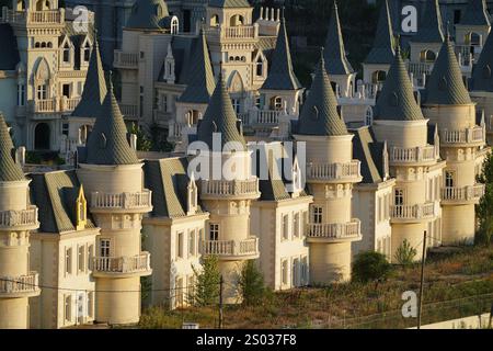 BOLU, TURKIYE - 18 LUGLIO 2024: Burj al Babas ha abbandonato le ville nella città di Mudurnu Foto Stock