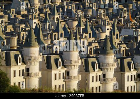 BOLU, TURKIYE - 18 LUGLIO 2024: Burj al Babas ha abbandonato le ville nella città di Mudurnu Foto Stock