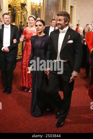 Foto del file del 03/12/24 di David e Victoria Beckham che si recano lungo la East Gallery per partecipare al banchetto di stato per l'emiro del Qatar Sheikh Tamim bin Hamad al Thani a Buckingham Palace, Londra, durante la sua visita di stato nel Regno Unito. Una doppia diagnosi di cancro per il re e la principessa di Galles segnò un 2024 difficile e impegnativo per la famiglia reale. E' stato, secondo le parole del principe di Galles, un periodo "brutale”. Data di pubblicazione: Martedì 24 dicembre 2024. Foto Stock