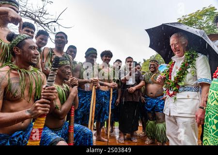 Foto del file datata 24/10/24: Re Carlo III condivide uno scherzo con i membri di una squadra di cricket durante una visita al Samoan Cultural Village di Apia, che celebra l'importanza delle arti tradizionali, dell'artigianato, della cultura, dell'impresa e dello sport a Samoa, il quinto giorno della visita reale in Australia e Samoa. Una doppia diagnosi di cancro per il re e la principessa di Galles segnò un 2024 difficile e impegnativo per la famiglia reale. E' stato, secondo le parole del principe di Galles, un periodo "brutale”. Data di pubblicazione: Martedì 24 dicembre 2024. Foto Stock