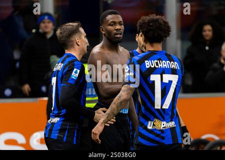 Marcus Thuram celebra il gol durante la partita di serie A tra FC Internazionale e Como il 23 dicembre 2024 allo stadio Giuseppe Meazza di Milano Foto Stock