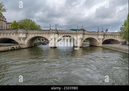 Pont Neuf è, nonostante il suo nome, il più antico ponte esistente a Parigi, in Francia. Attraversa la Senna Foto Stock
