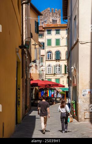 Esplorazione urbana nel bellissimo centro storico di Lucca con il campanile medievale di San Frediano Foto Stock