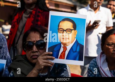 Guwahati, India. 24 dicembre 2024. I membri del Congresso Indiano tengono un poster di Babasaheb BR Ambedkar durante la protesta contro il ministro degli interni dell'Unione Amit Shah per le sue osservazioni su B R Ambedkar il 24 dicembre 2024 a Guwahati, India. Crediti: David Talukdar/Alamy Live News Foto Stock