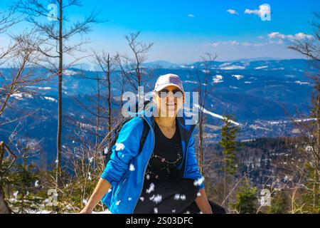 Una donna turista arrampicata su un sentiero di montagna in inverno fino alla vetta di Malinowska Skała Foto Stock