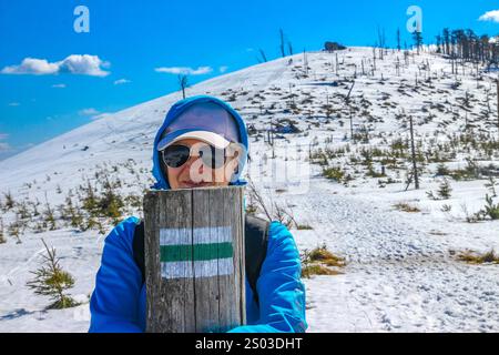 Segnando il percorso per escursioni in montagna, il sentiero che porta a Malinowska Skała nei Beskids della Slesia Foto Stock