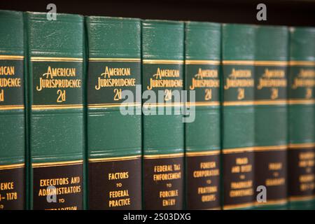 Una fila di libri di giurisprudenza americani. I libri sono verdi e neri. I libri sono allineati su uno scaffale Foto Stock